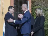 El presidente de la Junta, Juanma Moreno, y el alcalde de Sevilla, Antonio Muñoz, en la firma del convenio de financiación del metro.