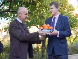 El alcalde de Sevilla le hace entrega al embajador de Inglaterra de las naranjas del Alcázar