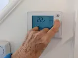 Persona poniendo la calefacción