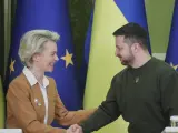 La presidenta de la Comisión Europea, Ursula Von der Leyen, y el presidente de Ucrania, Volodímir Zelenski