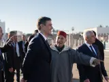 El presidente del Gobierno, Pedro Sánchez (c), y el historiador del Reino de Marruecos y portavoz del Palacio Real, Abdelhak Lamrin (2d), después de visitar el Mausoleo de Mohamed V, a 2 de febrero, en Rabat (Marruecos).