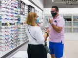 Dos personas se prueban gafas en una óptica de Madrid, el 6 de junio de 2020.