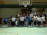 Sánchez mantiene un encuentro con una selección de baloncesto en silla de ruedas