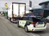Un vehículo de la Guardia Civil junto al camión cuyo conductor circulaba bajo los efectos del alcohol.