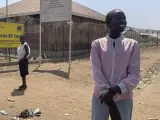 Gloria (d), una joven de 19 años muestra a los periodista cómo es la vida de su familia dentro del campamento Don Bosco en Yuba, Sudán del Sur