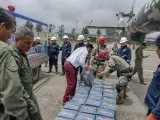 La ayuda humanitaria y el personal de Intervención Rápida para Desastres apoyan el rescate y evacuación de los damnificados.