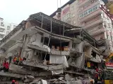 Otro edificio colapsado en la ciudad de Diyarbakir, por el fuerte terremoto de magnitud 7,8 que ha sacudido Turquía.