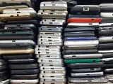 Imagen de varios móviles estropeados o dañados. Los expertos creen que solo en 2022 unos 5.300 millones de teléfonos se convirtieron en basura electrónica.