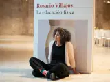 Rosario Villajos posa con el cartel de su obra 'La educación física'.