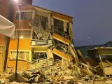 Vista de un edificio derrumbado tras un terremoto en Pazarcik, en la provincia de Kahramanmaras, al sur de Turquía, a primera hora del lunes.