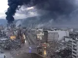 Una vista aérea muestra la zona más devastada por el terremoto en la ciudad turca de Iskenderun. Las densas columnas de humo se mezclan con decenas de edificios derruidos.