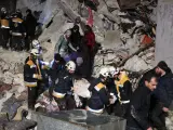 Equipos de rescate en la zona de Siria afectada por el terremoto