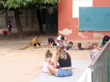 Alumnos jugando en el patio de un colegio.