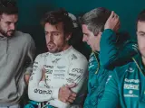 Fernando Alonso conversa con su equipo en la sesión de este martes.