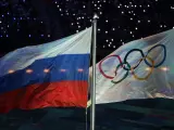 La bandera olímpica y la bandera rusa ondearon durante la ceremonia de clausura de los Juegos de Invierno de Sochi 2014.