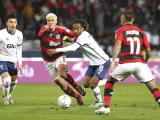 Pedro (Flamengo) lucha con Andre Carrillo (Al Hilal) un balón.
