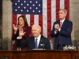 El presidente Joe Biden saluda mientras pronuncia el discurso sobre el Estado de la Unión ante una sesión conjunta del Congreso en el Capitolio de Estados Unidos, el martes 7 de febrero de 2023, en Washington, mientras la vicepresidenta Kamala Harris y el presidente de la Cámara de Representantes, el californiano Kevin McCarthy, aplauden.