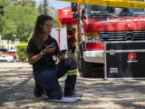 Una bombera de Barcelona coordina a diferentes equipos durante un simulacro de incendio.
