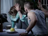 Hombre golpeando a su pareja