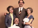 John Cleese (centro) con el reparto de 'Hotel Fawlty'.