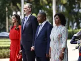 Los reyes de España, el presidente de Angola, Joao Lourenço, y la primera dama angoleña, Ana Afonso Dias, en la ceremonia de despedida en Luanda.
