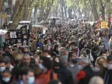 Una de las calles del Rastro de Madrid repleta de visitantes