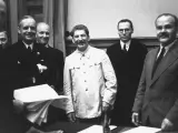 Stalin, sonriente en el centro, con Molotov y la comitiva de Ribbentrop, tras firmar el pacto de no agresión con la Alemania nazi en agosto de 1939.