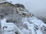 Vista general de la localidad Castellonense de Ares donde ha nevado durante toda la noche