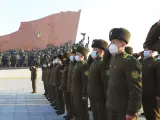 Soldados de las Fuerzas de Seguridad Pública saludan a las estatuas de sus difuntos líderes Kim Il Sung y Kim Jong Il con motivo del 75 aniversario de la fundación del Ejército Popular de Corea en Pyongyang, Corea del Norte.