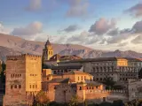 La ciudad granadina es una de las españolas que aparecen en esta clasificación, concretamente en el puesto noveno. Son 341 horas de sol al mes, aunque su temperatura media es más suave que en Palermo: 16,5 grados.