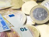 Dinero en efectivo: monedas y billetes de euro.