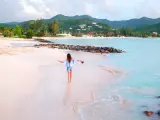 Mujer en una playa de Antigua y Barbuda.