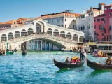 Góndolas en el Gran Canal de Venecia.