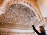 Imagen de archivo de la Investigadora de la UGR, Carolina Cardell, en la Alhambra de Granada