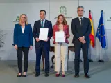 Firma del acuerdo entre la Junta de Andalucía y el Gobierno central para la construcción de viviendas.