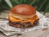 Una 'smash burger' con queso.
