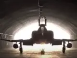 Un caza entra en la base aérea subterránea iraní.