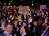 Un grupo de personas participa en una manifestación por el 8M, Día Internacional de la Mujer, desde la plaza de Atocha hasta la de Colón, a 8 de marzo de 2022, en Madrid (España).