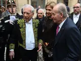 Vargas Llosa, con el Rey emérito y la infanta Cristina en la ceremonia de la Academia Francesa.