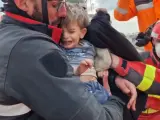 Efectivos de la Unidad Militar de Emergencias (UME) desplazados en Turquía han rescatado este viernes con vida a un niño, en la localidad de Nurdagi, cinco días después del fuerte terremoto que se registró el pasado lunes en aquel país y en Siria.