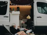 Una pareja haciendo vida en su furgoneta camperizada.