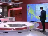 El presentador Lluís Guilera comenta con el meteorólogo Marc Santandreu los problemas que tiene para mostrar los mapas del tiempo en pantalla.