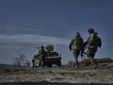 Soldados ucranianos de las Fuerzas de Operaciones Especiales (SSO) 'Azov' se acercan a su vehículo blindado Hummer estadounidense en posición cerca de Bajmut, región de Donetsk, Ucrania.