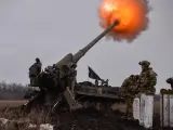 Equipos de artillería ucranianos disparan hacia las posiciones rusas en Bajmut, región de Donetsk.