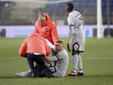Kylian Mbappé es atendido por los médicos del equipo en el duelo del pasado uno de febrero ante el Montpellier.