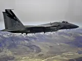 Un F-15 de la USAF, sobrevolando California.