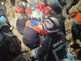 Momento en el que servicios de emergencia madrileños rescatan a una mujer atrapada entre escombros desde hace seis días tras el terremoto en Turquía.