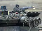Un soldado realiza un disparo de muestra en un tanque Leopard 2 en un campo de entrenamiento militar en Augustdorf, Alemania.