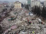 Nuevas imágenes a vista de dron muestran la destrucción en dos de las ciudades de Turquía más afectadas por los terremotos