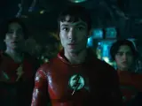 Ezra Miller y Sasha Calle en el tráiler de 'The Flash'.